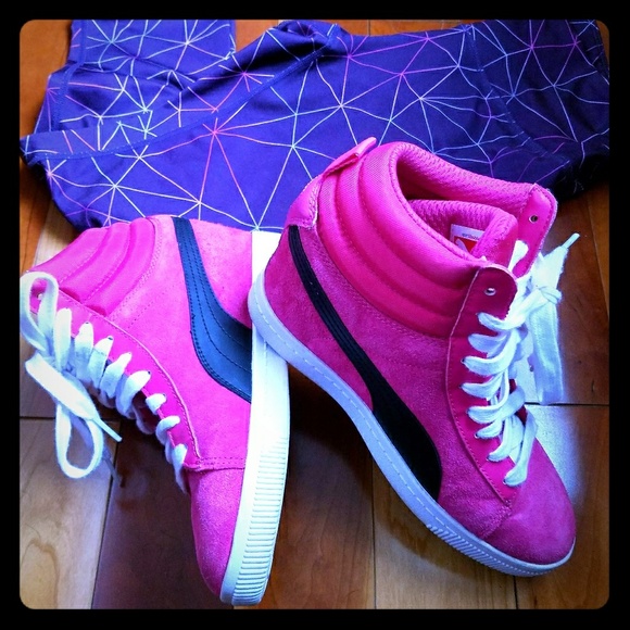 black and hot pink puma shoes